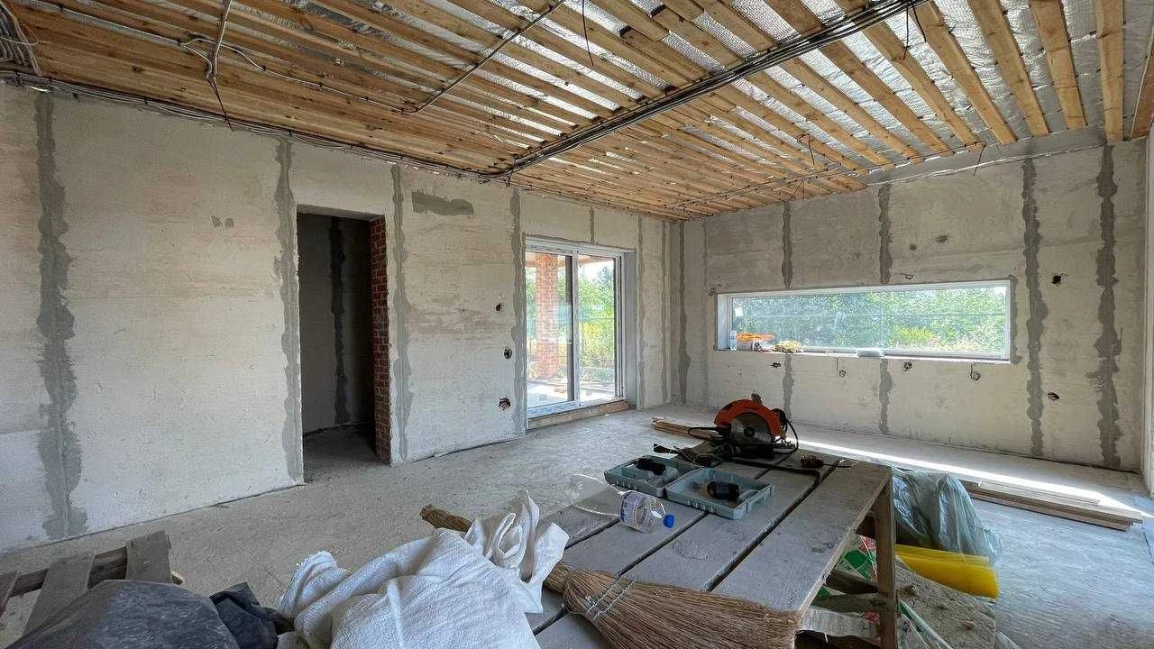 Цегляний будинок 160 м², Лезнево, 8 соток, панорамні вікна.