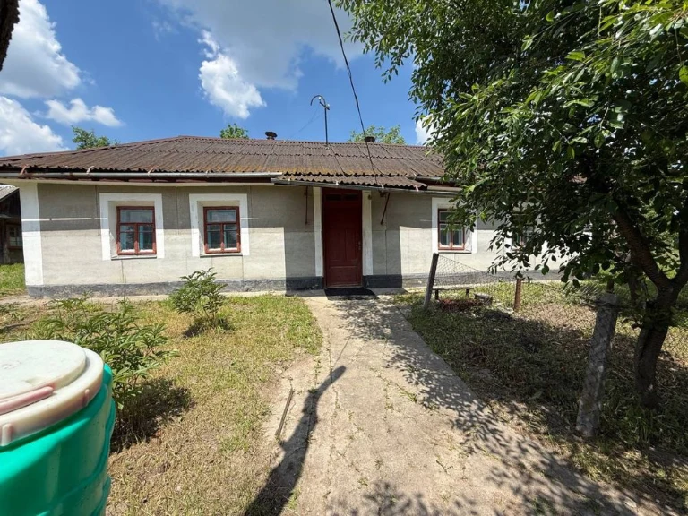 Продаж будинку з великою рівною ділянкою