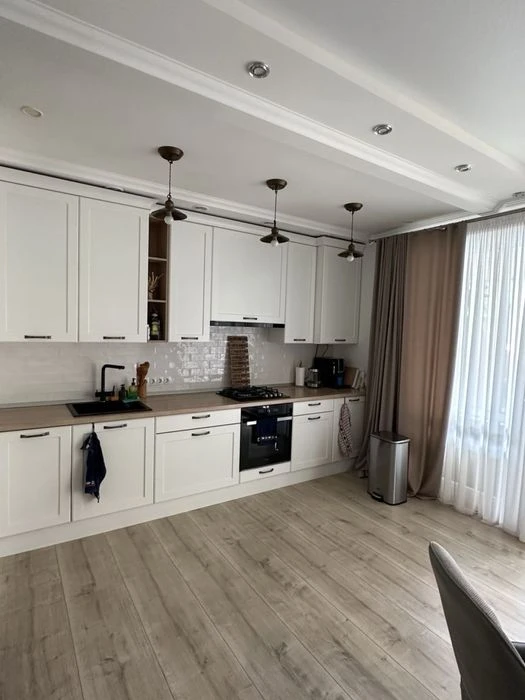 Продаж сучасного котеджу разом із зем ділянкою. Виставка