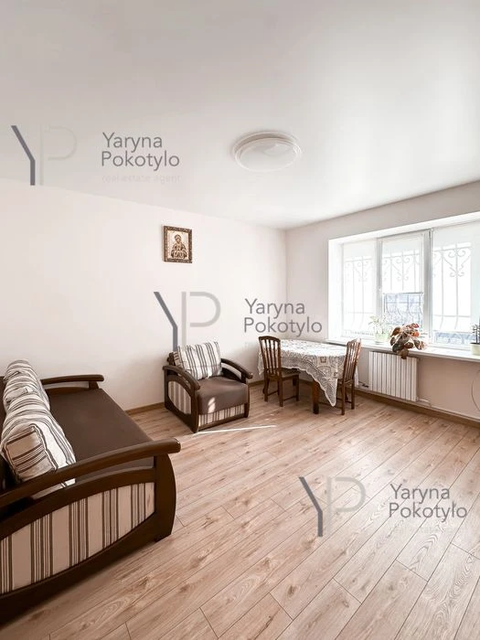 Продаж будинку по вул. Сулими