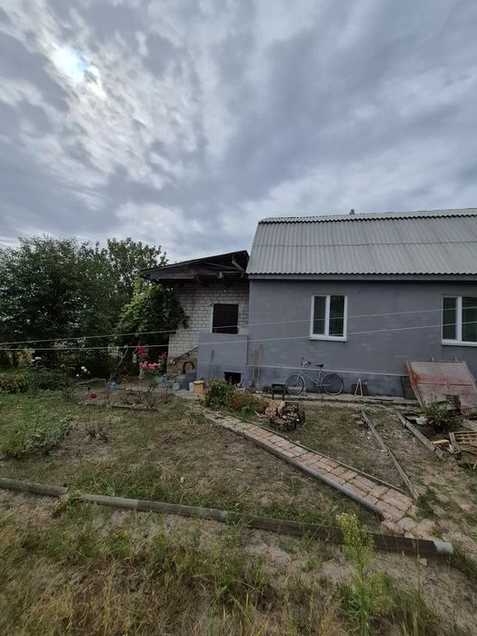 Окремий цегляний будинок на Бобровиці