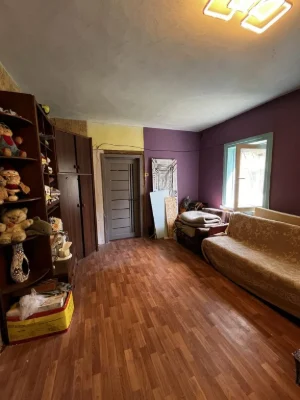 Продаж  окремого  будину  в Чернігові, 84 м2, 8 соток землі.