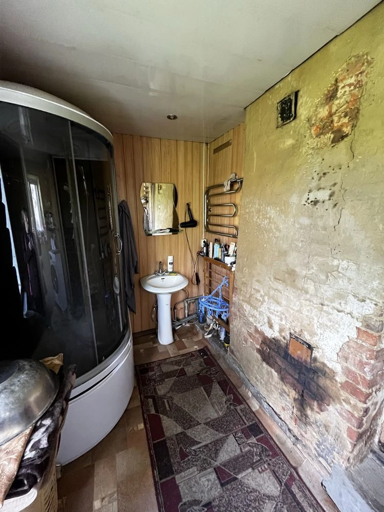 Продаж  окремого  будину  в Чернігові, 84 м2, 8 соток землі.