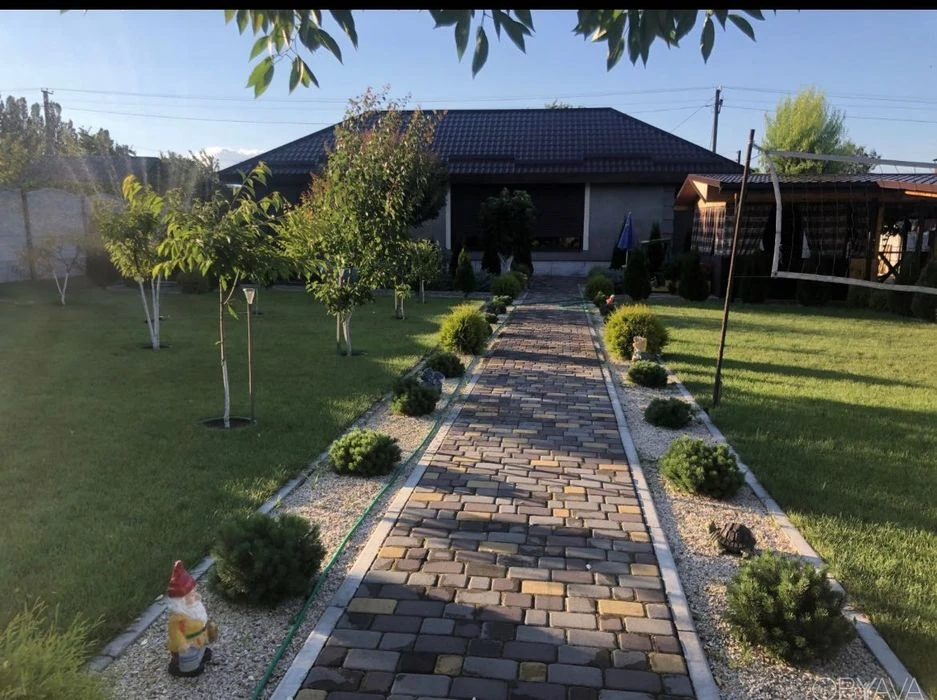 Продається новий будинок з ремонтом, терасою та чудовим ланд