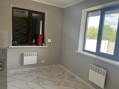 Продається новий будинок з ремонтом, терасою та чудовим ланд
