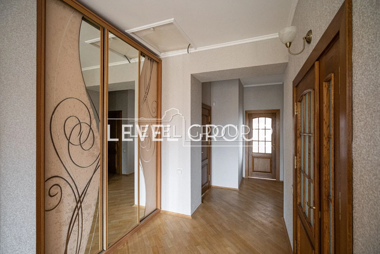 Продаж преміального будинок 419 м2; біля озера в закритому К