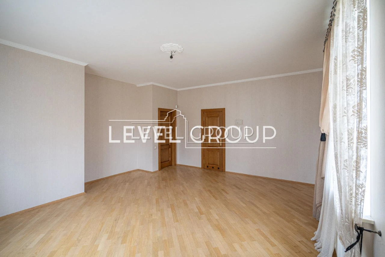 Продаж преміального будинок 419 м2; біля озера в закритому К