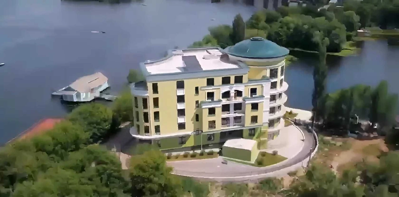 Продається 5 поверховий будинок 4106,1м з власним пірсом