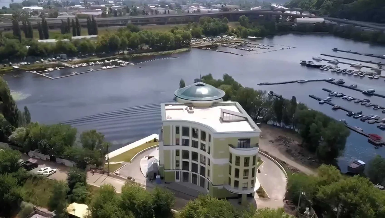 Продається 5 поверховий будинок 4106,1м з власним пірсом