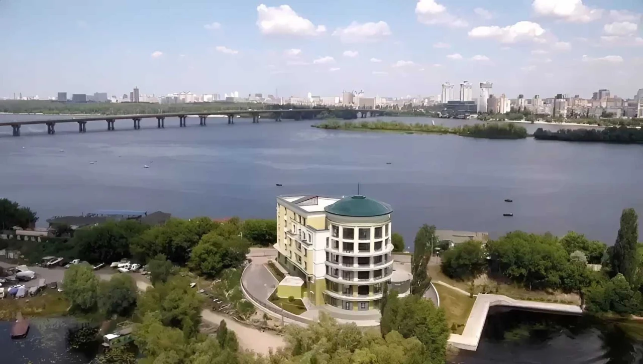 Продається 5 поверховий будинок 4106,1м з власним пірсом