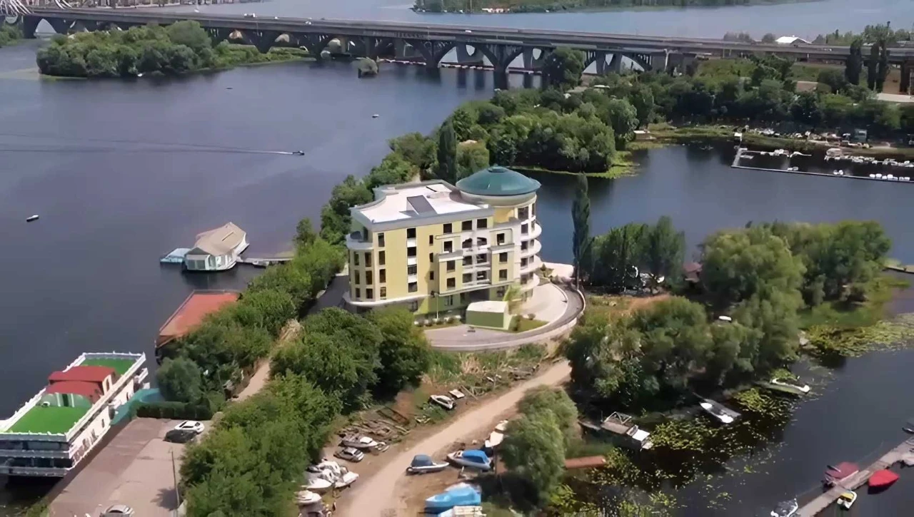 Продається 5 поверховий будинок 4106,1м з власним пірсом