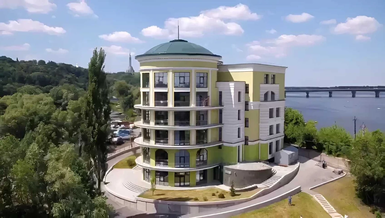 Продається 5 поверховий будинок 4106,1м з власним пірсом