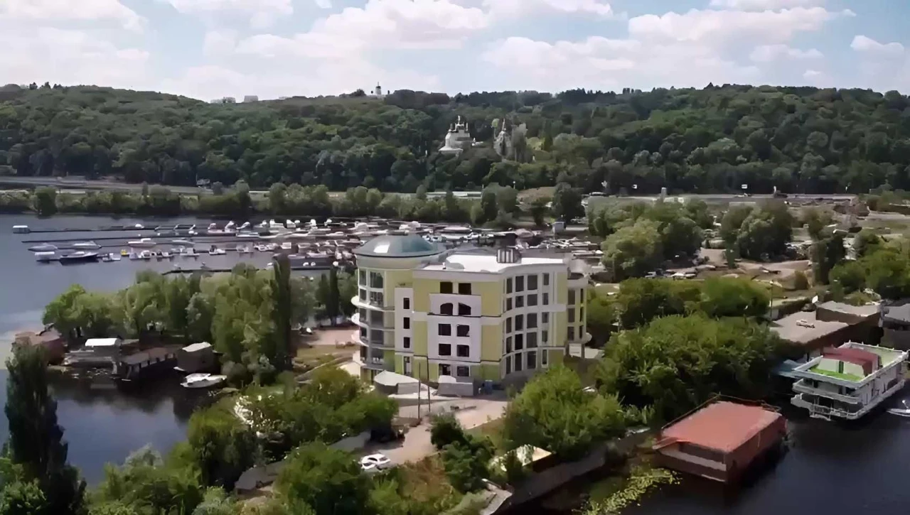 Продається 5 поверховий будинок 4106,1м з власним пірсом