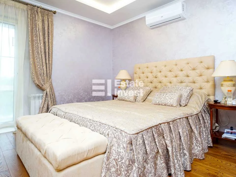 Будинок. Київ, Центральна вул.