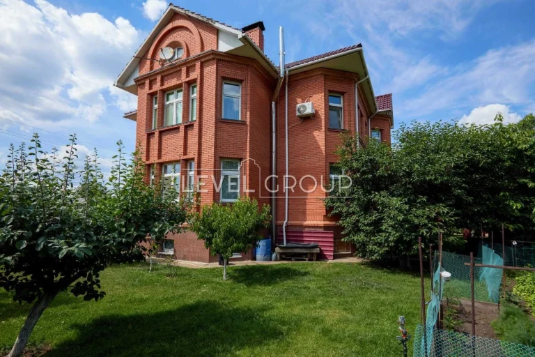 Преміальний цегляний будинок 491 м² для великої родини на Тр