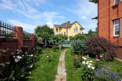Преміальний цегляний будинок 491 м² для великої родини на Тр