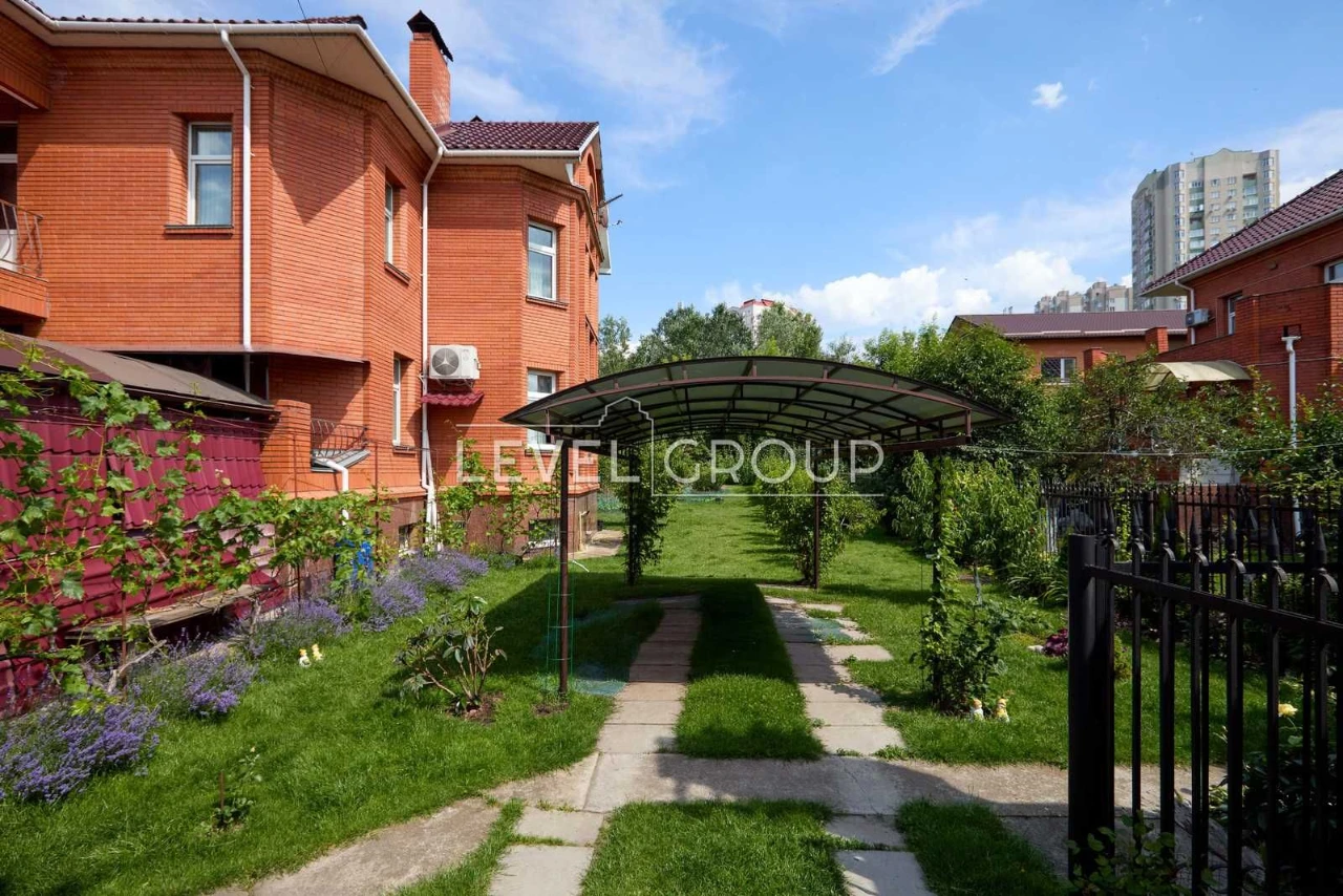 Преміальний цегляний будинок 491 м² для великої родини на Тр