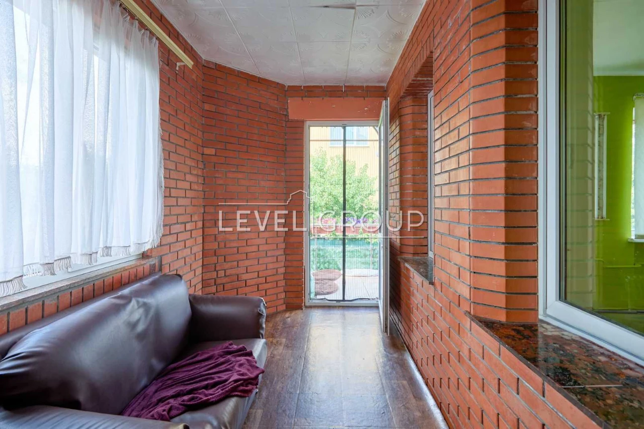 Преміальний цегляний будинок 491 м² для великої родини на Тр
