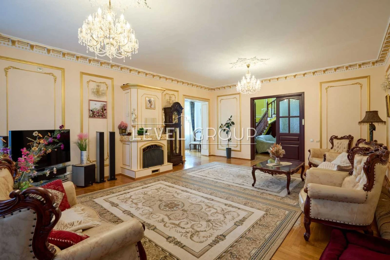 Преміальний цегляний будинок 491 м² для великої родини на Тр