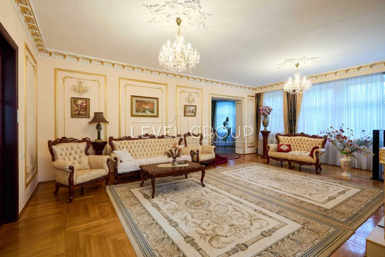 Преміальний цегляний будинок 491 м² для великої родини на Тр