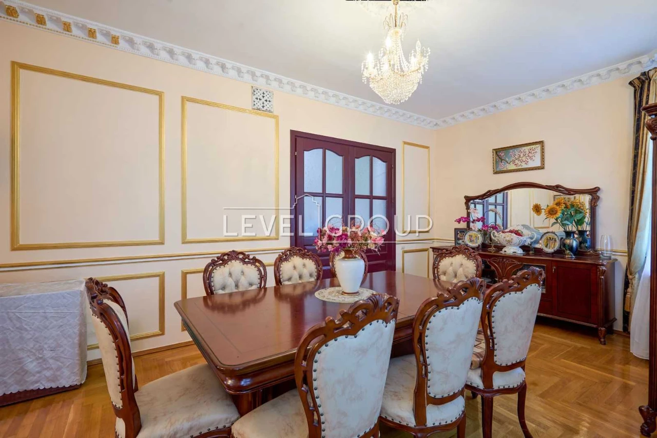 Преміальний цегляний будинок 491 м² для великої родини на Тр