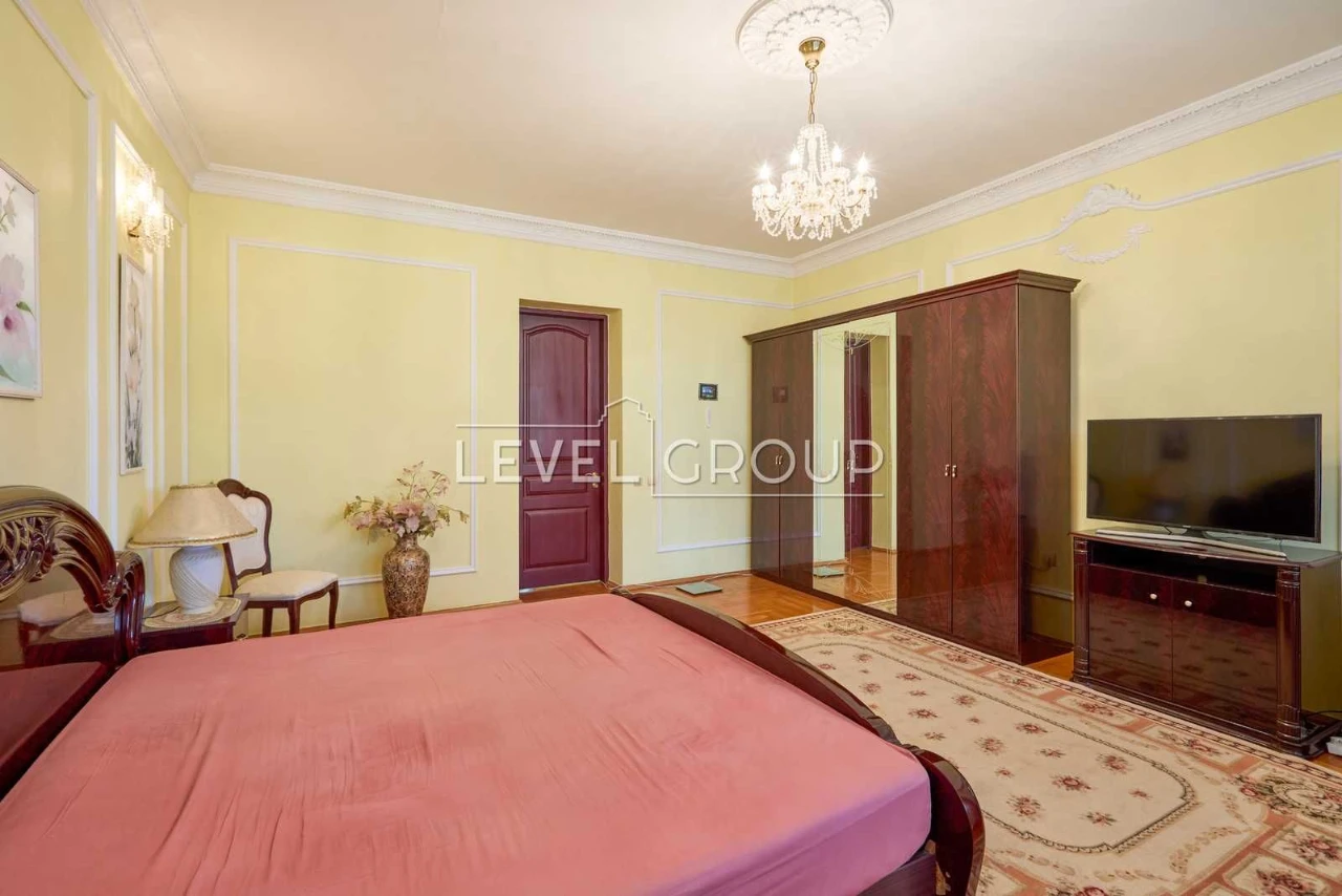 Преміальний цегляний будинок 491 м² для великої родини на Тр