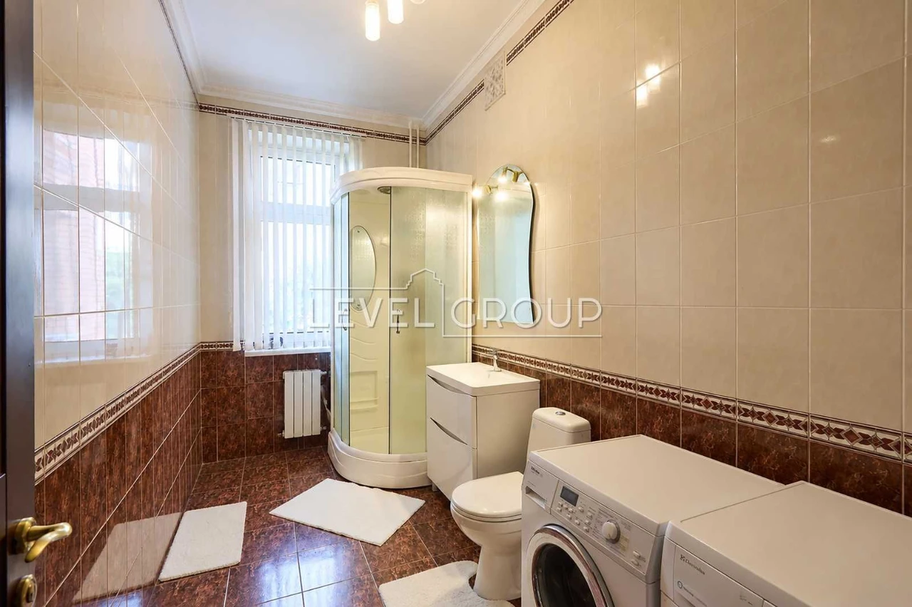 Преміальний цегляний будинок 491 м² для великої родини на Тр