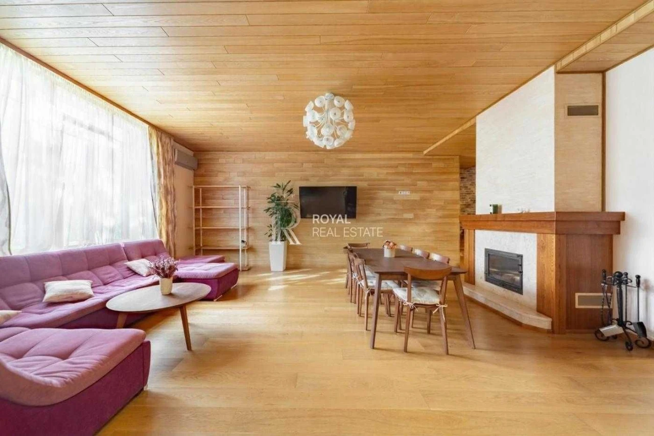 Продаж будинку Київ Голосіївський район 350 м² 4 спальні Ген