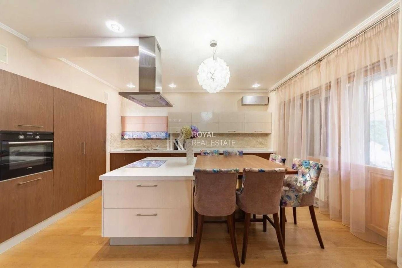 Продаж будинку Київ Голосіївський район 350 м² 4 спальні Ген
