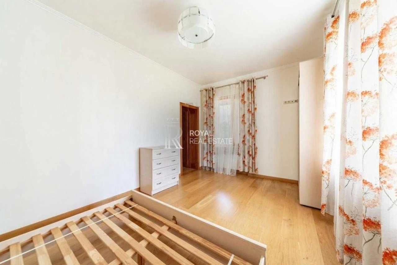 Продаж будинку Київ Голосіївський район 350 м² 4 спальні Ген