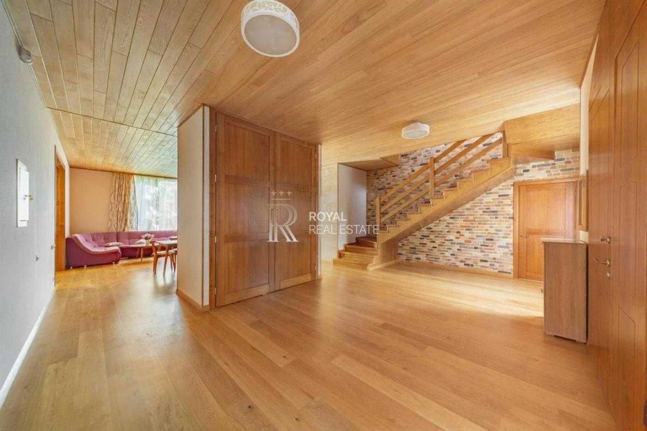 Продаж будинку Київ Голосіївський район 350 м² 4 спальні Ген