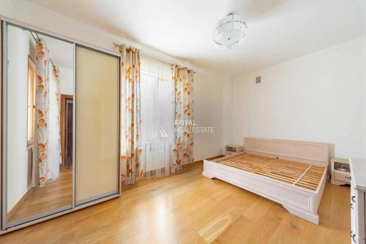Продаж будинку Київ Голосіївський район 350 м² 4 спальні Ген