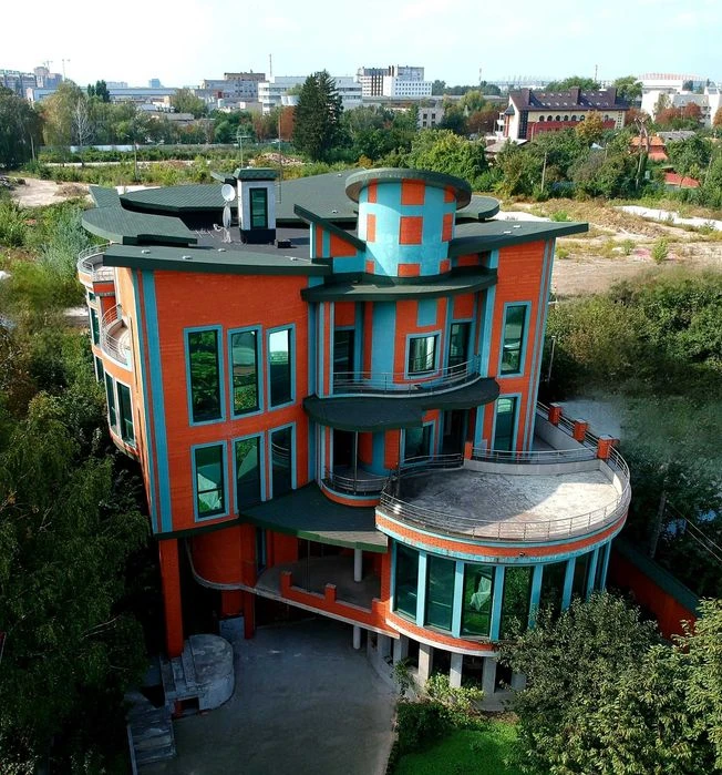 Будинок з частковим ремонтом ідеально під Невеликий БЦ або К