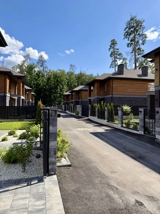 Преміальні котеджі Forest Lake villas біля метро Житомирська