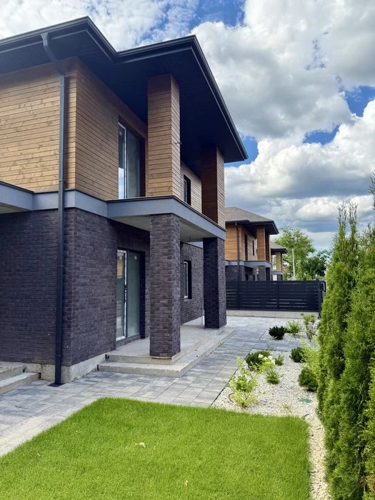 Преміальні котеджі Forest Lake villas біля метро Житомирська