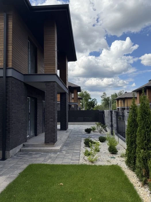 Преміальні котеджі Forest Lake villas біля метро Житомирська
