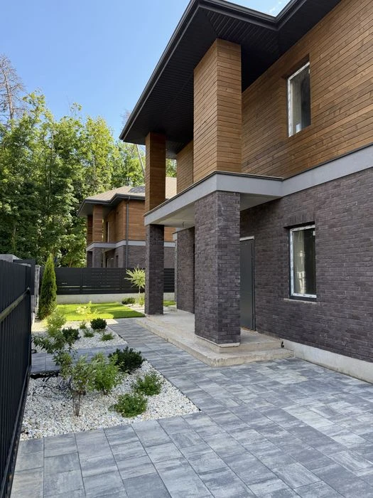 Преміальні котеджі Forest Lake villas біля метро Житомирська