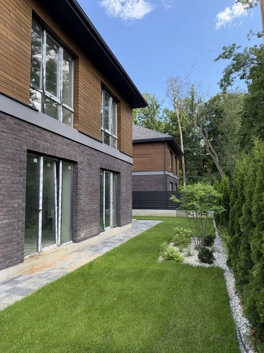 Преміальні котеджі Forest Lake villas біля метро Житомирська