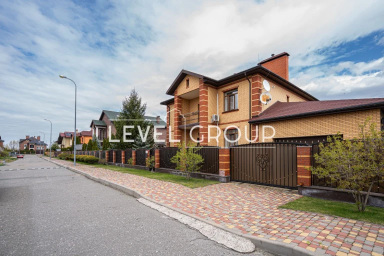 Продається просторий будинок, 419 м², у котеджному містечку