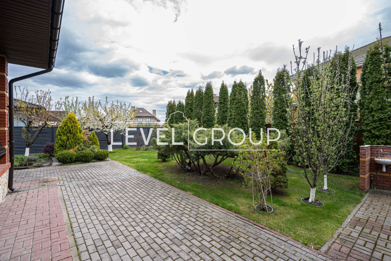 Продається просторий будинок, 419 м², у котеджному містечку