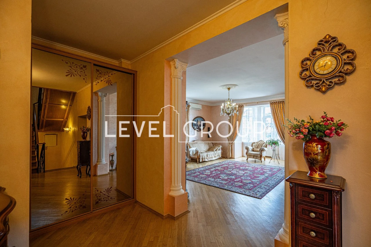 Продається просторий будинок, 419 м², у котеджному містечку
