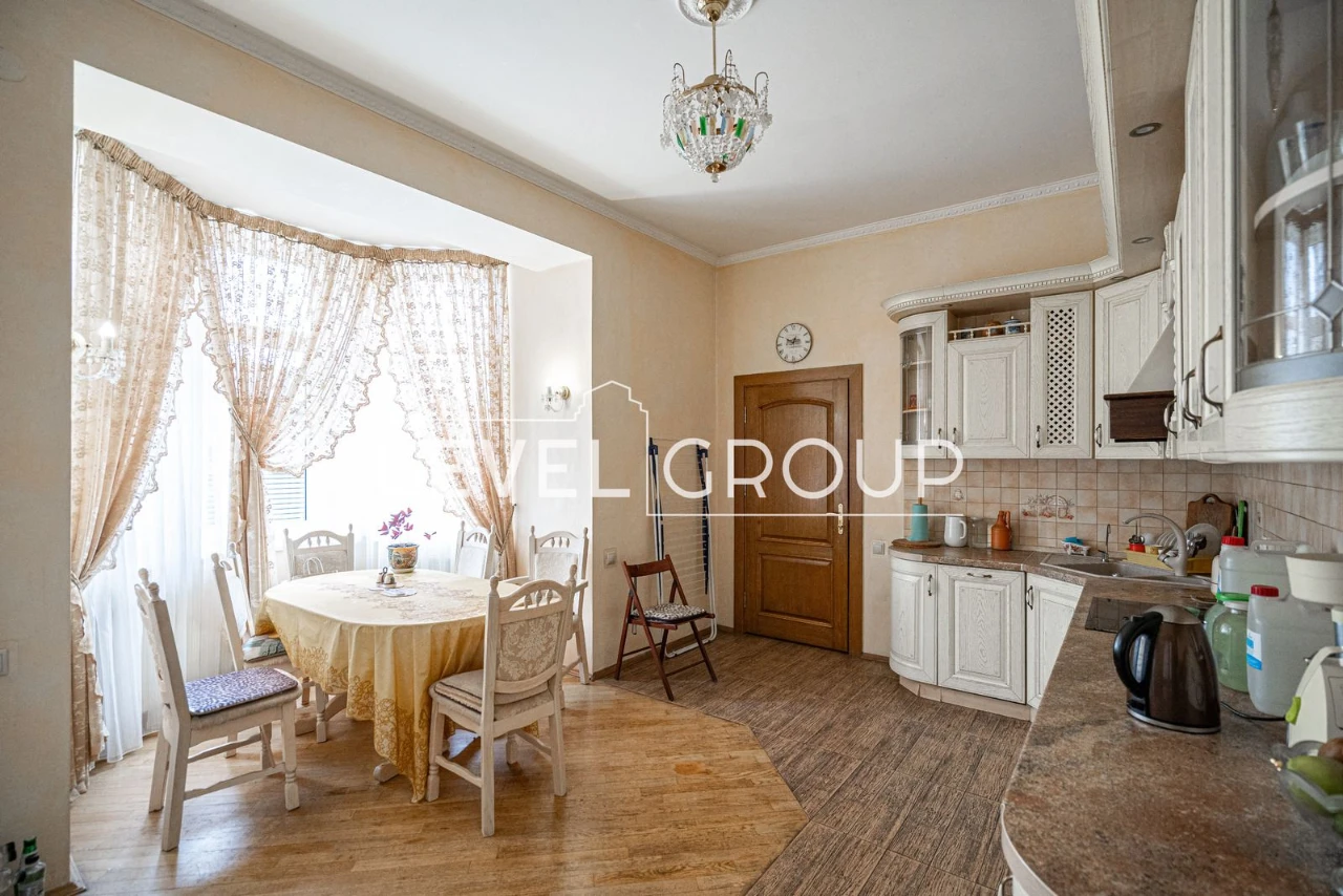 Продається просторий будинок, 419 м², у котеджному містечку
