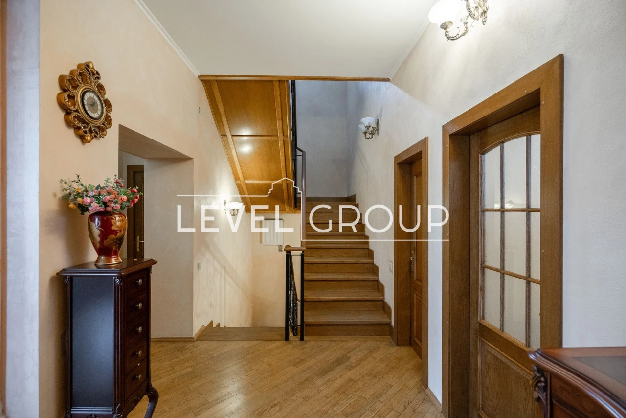 Продається просторий будинок, 419 м², у котеджному містечку