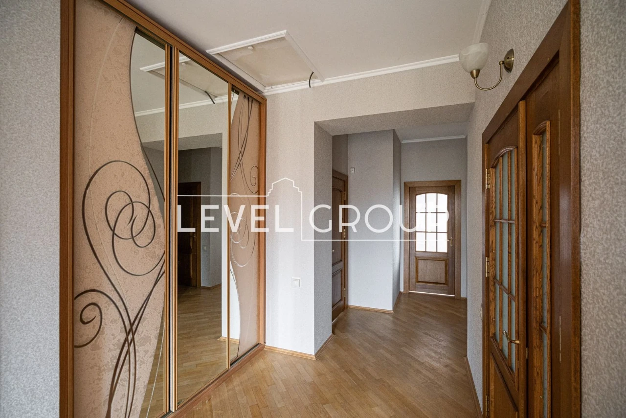 Продається просторий будинок, 419 м², у котеджному містечку
