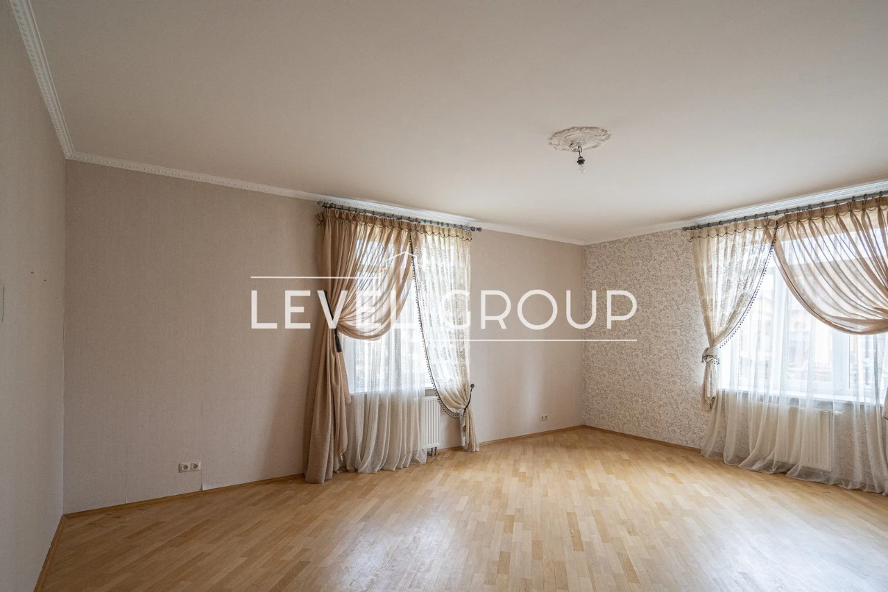 Продається просторий будинок, 419 м², у котеджному містечку