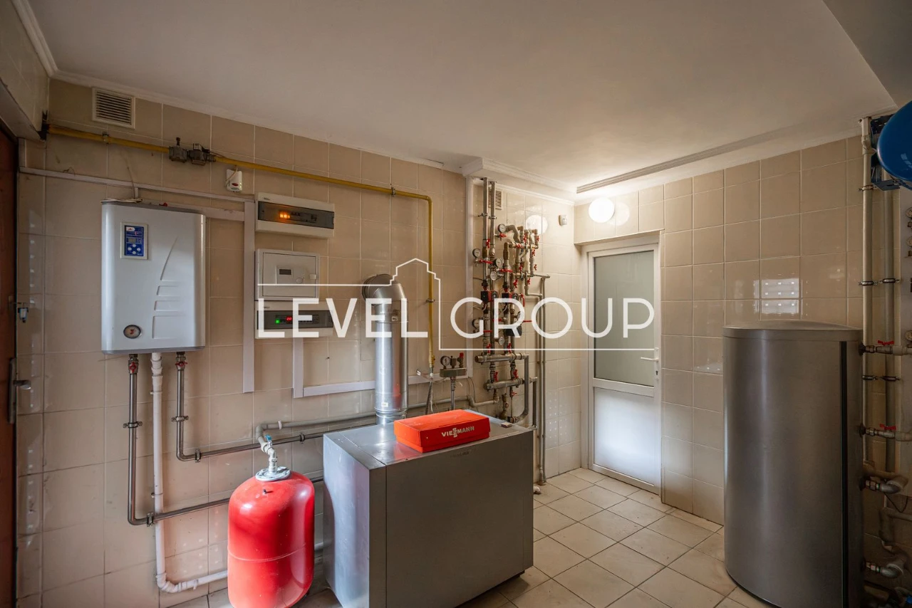 Продається просторий будинок, 419 м², у котеджному містечку