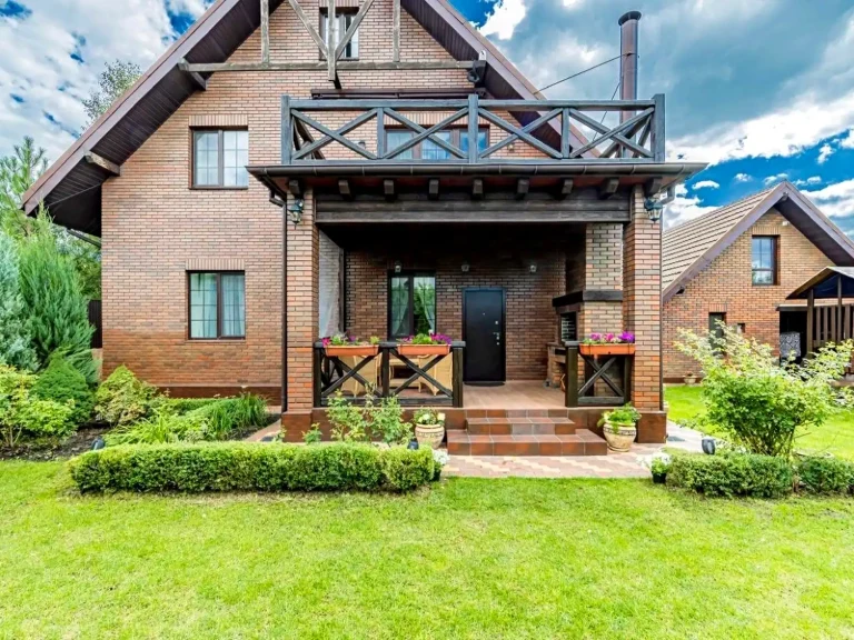 Продаж будинку 220 м² 7 сот.