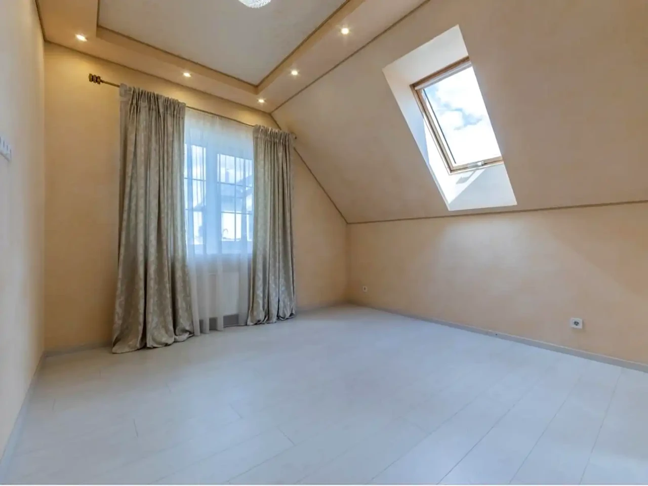 Продаж будинку 220 м² 7 сот.