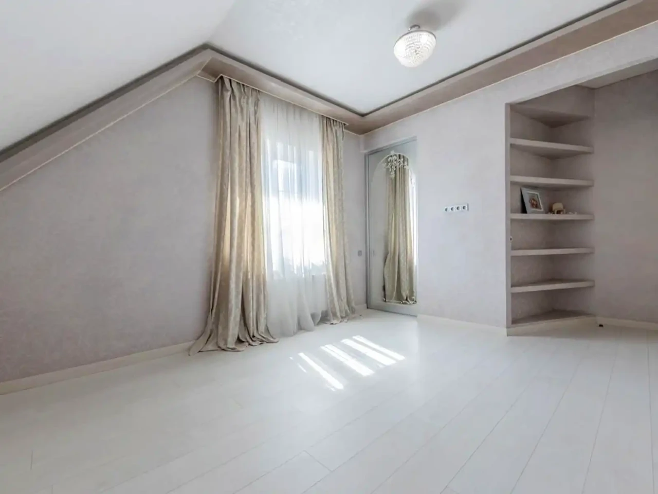 Продаж будинку 220 м² 7 сот.