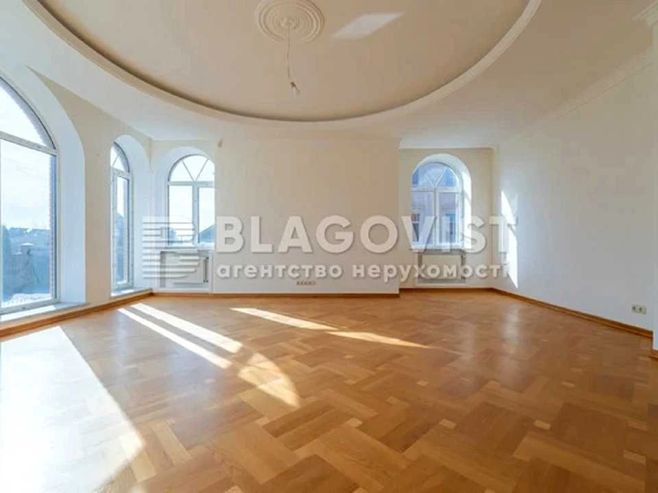Будинок. Київ, Василя Сухомлинського вул.